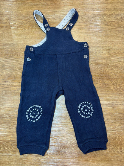 Tuta Coccodè due pezzi pantalone con bretelle blu scuro e t-shirt bianca manica lunga