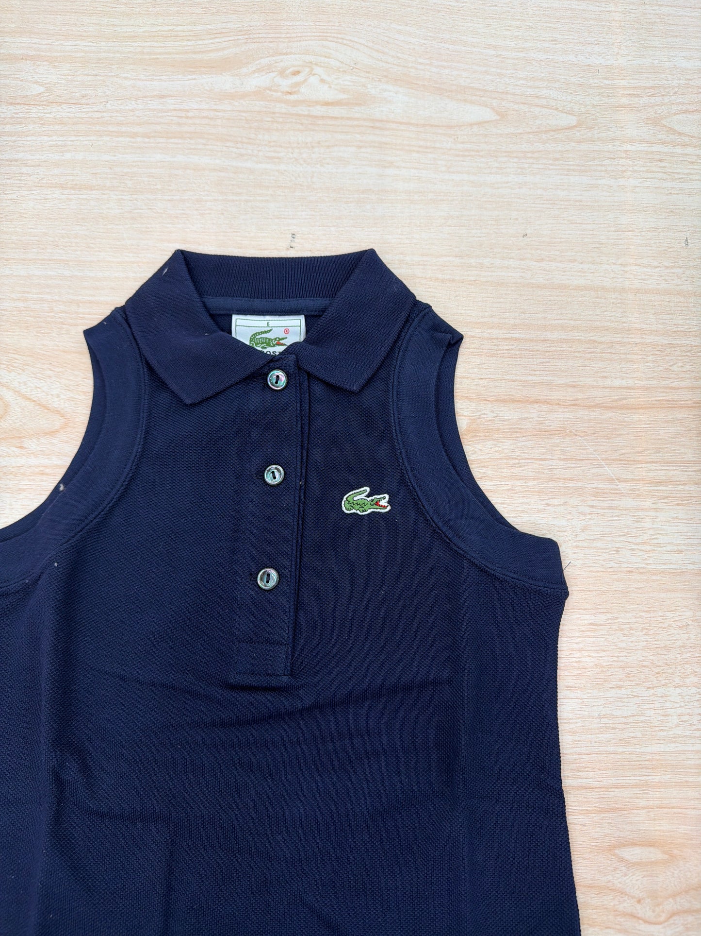 Polo Lacoste in cotone smanicata con bottoncini e logo ricamato lateralmente