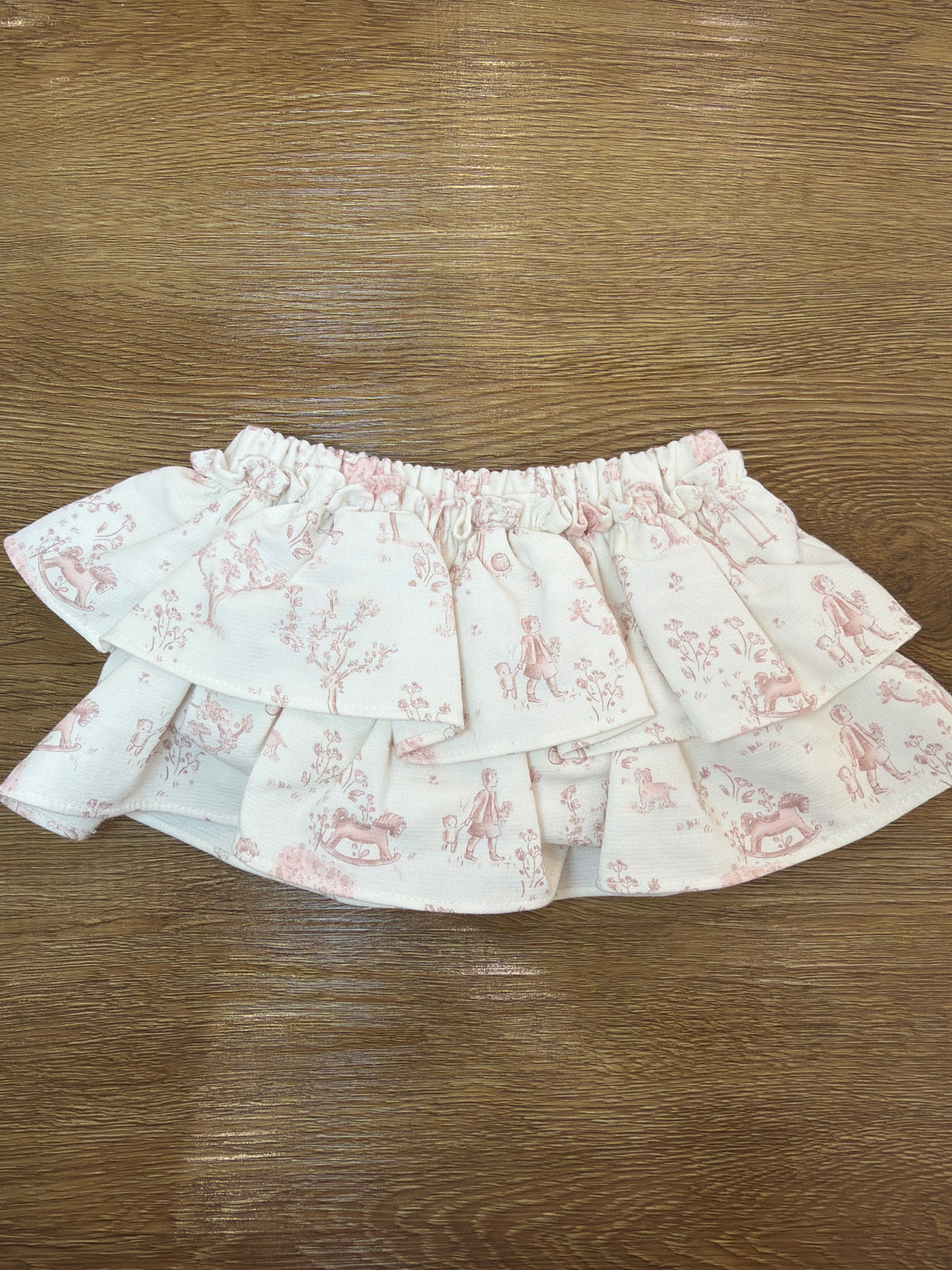 Culotte in caldo cotone con fantasia e doppia balza porta sul retro un fiocco con la stessa fantasia.