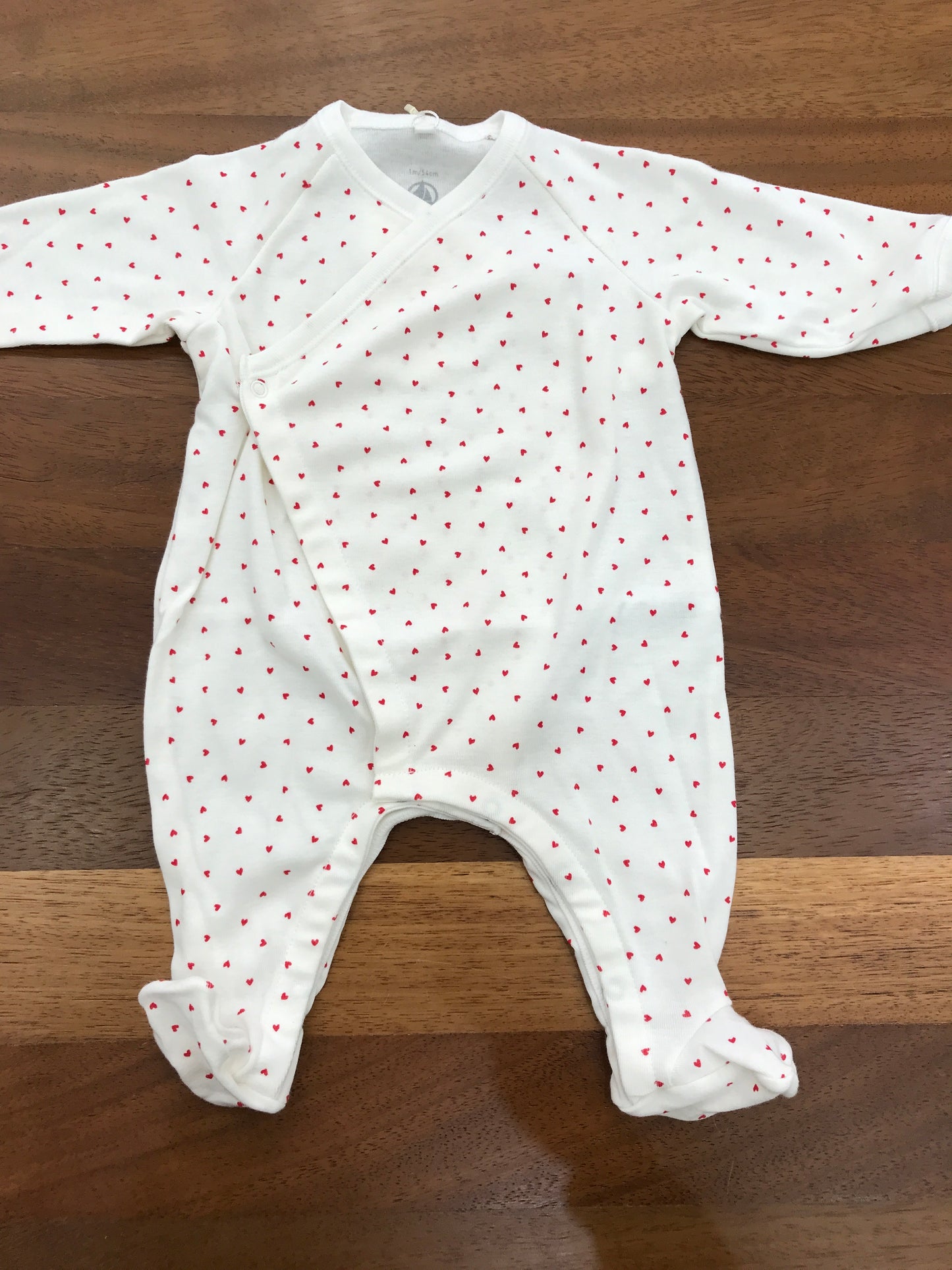 Tutina Petit Bateau di cotone antipanico bianca con piccoli cuori rossi