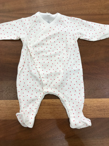 Tutina Petit Bateau di cotone antipanico bianca con piccoli cuori rossi