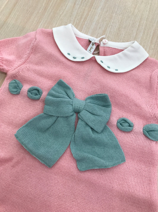 Pagliaccetto Baby Lord in filo rosa e fiocco verde con passanastro