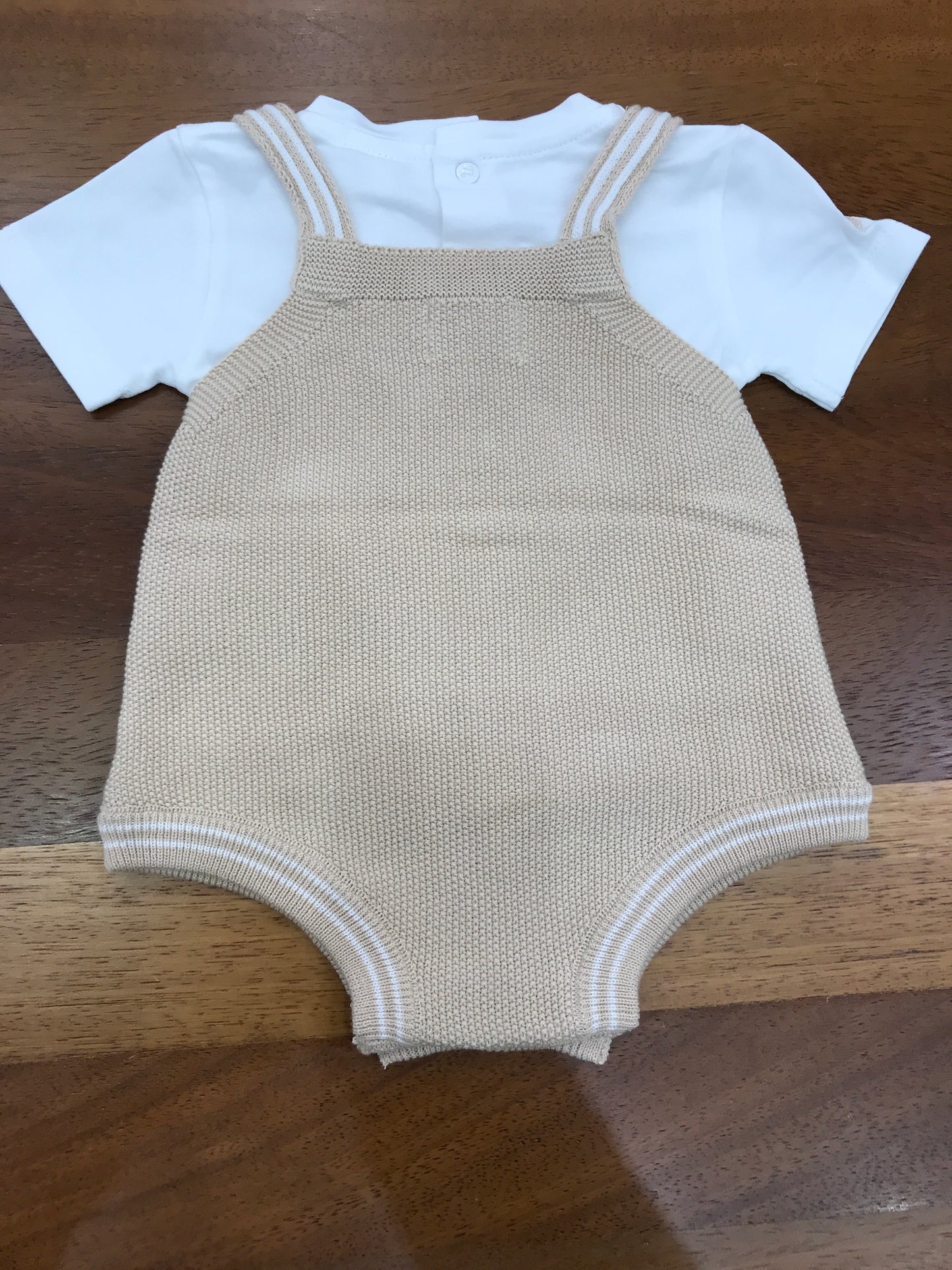 Pagliaccetto Nanan in filo beige con dettagli bianchi con maglietta in cotone mezza manica