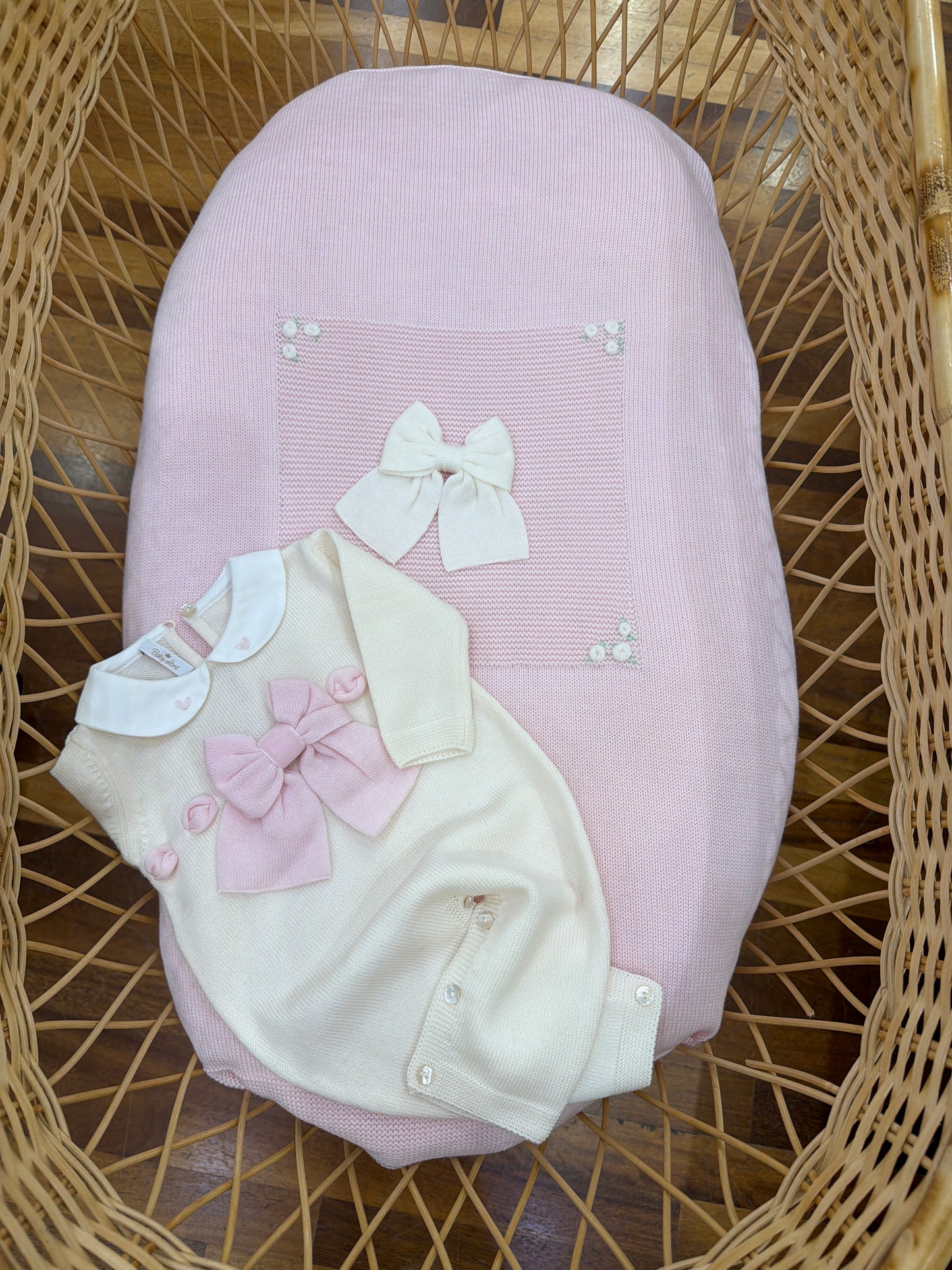 Coordinato nascita Baby Lord in lana rosa e panna con fiocchi e rose ricamate