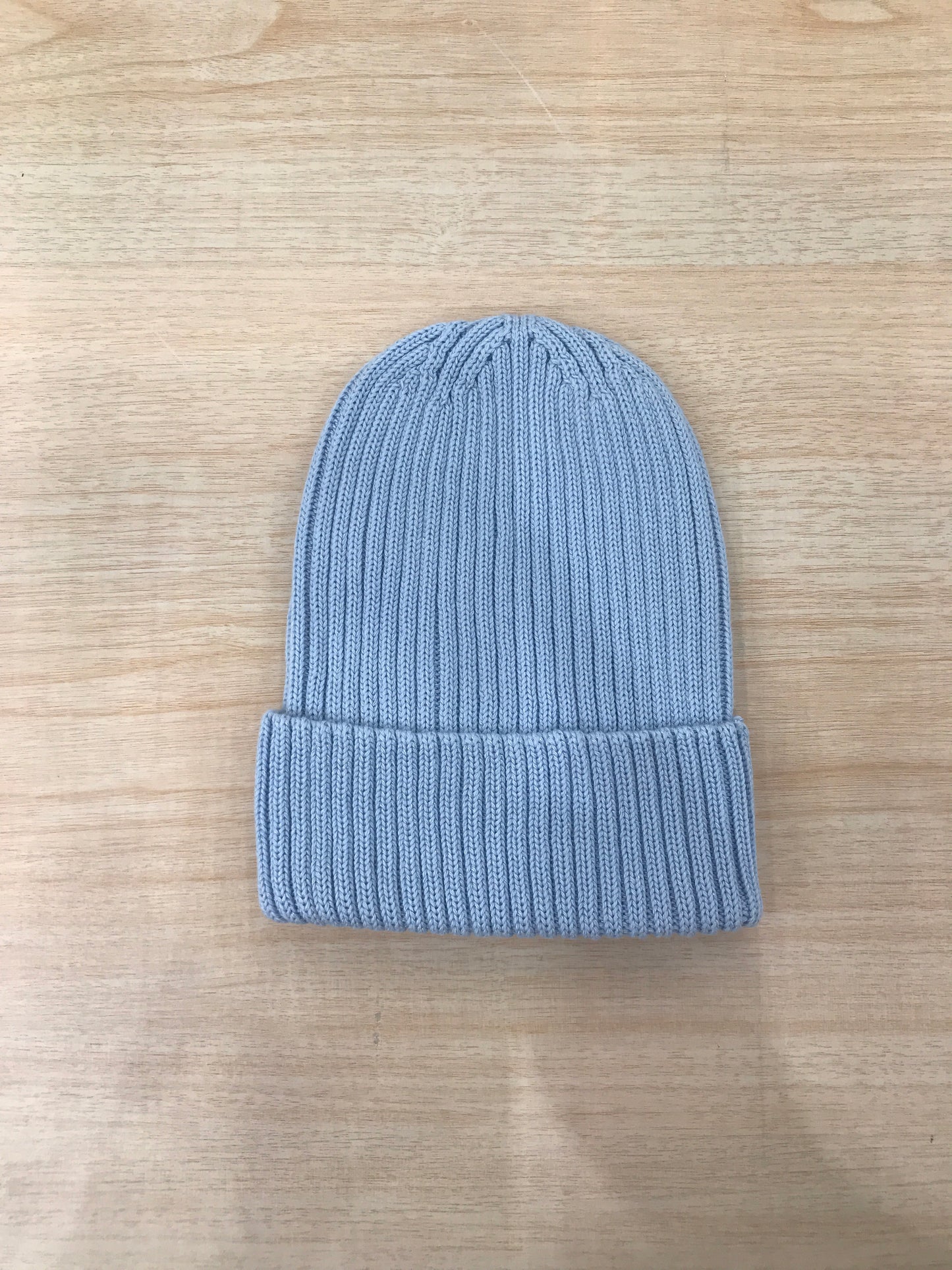 Cappello Nannafrufrù in filo di cotone celeste a righe con risvolto