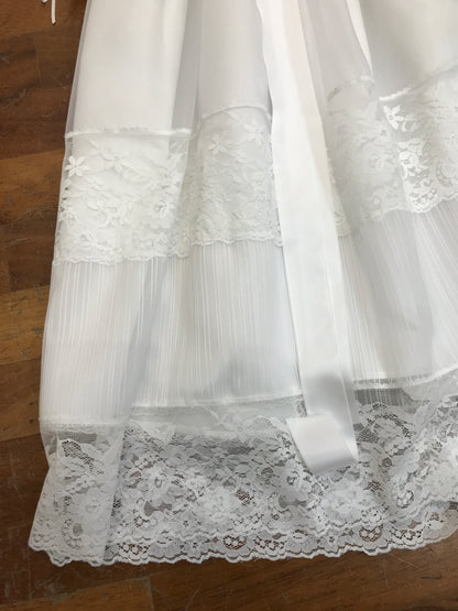 Abito lungo belan con fasce in pizzo manica lunga con laccio in vita con cuffia coordinata