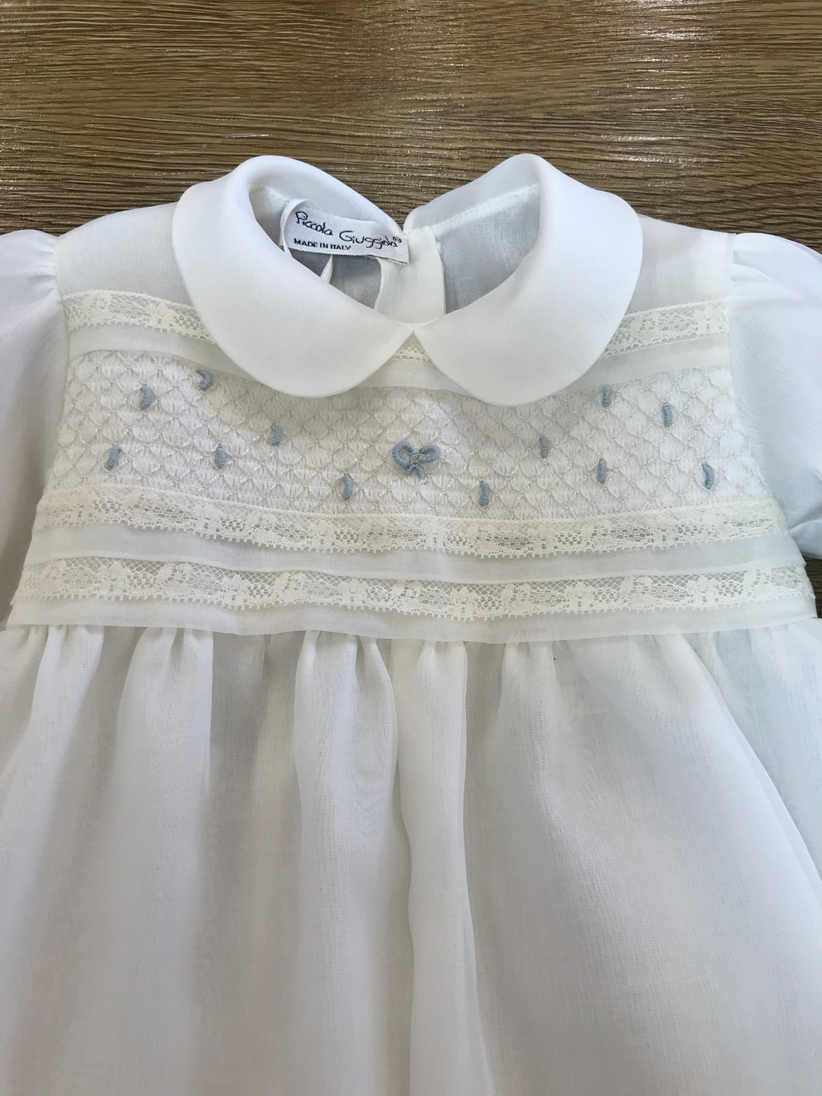 Pagliaccetto Piccola Giuggiola in organza in seta panna manica lunga con polsini rifinito da valancienne e corpetto con ricami in celeste