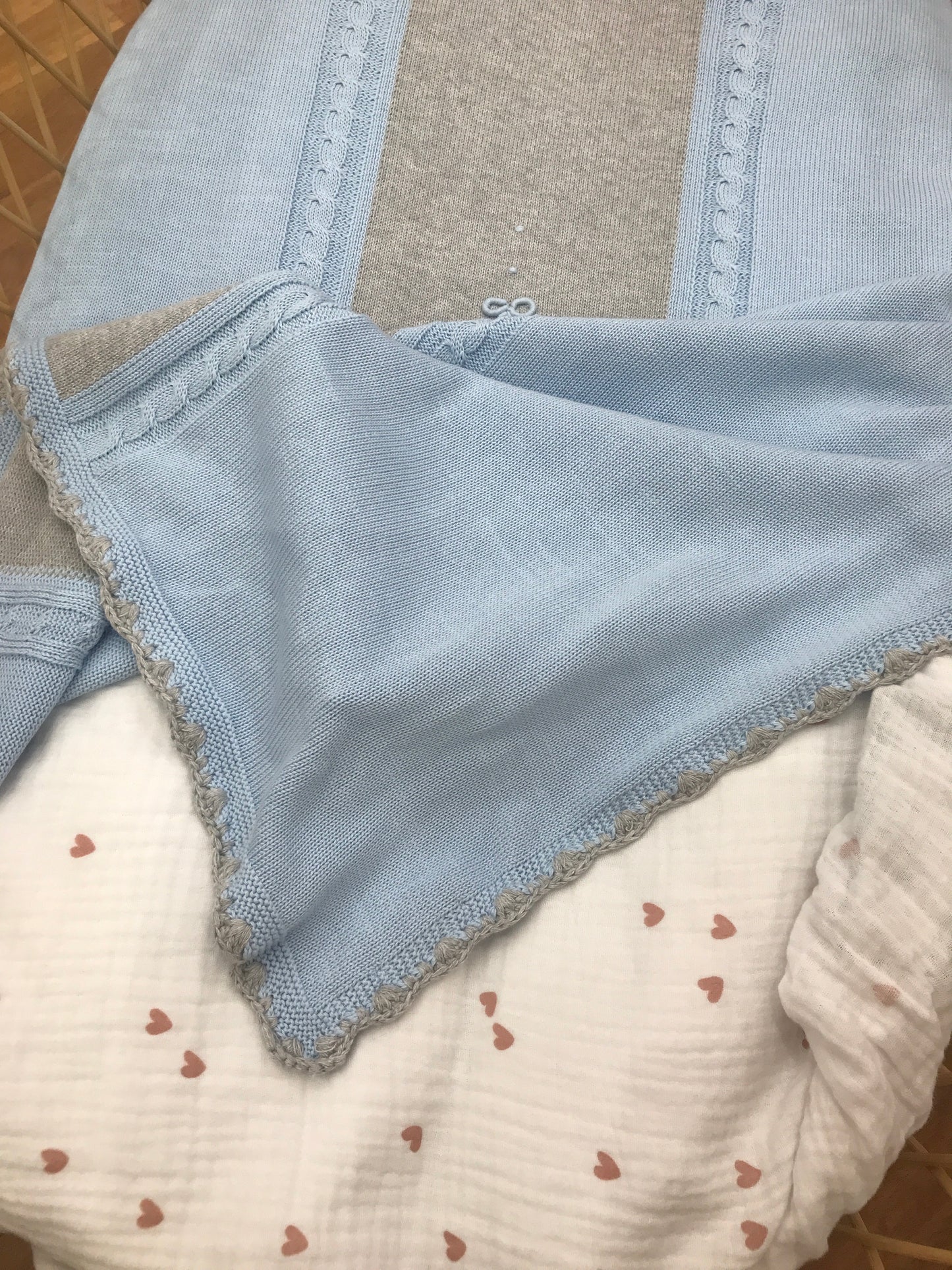 Coperta Le Dodò in filo celeste con riquadro grigio e piccoli nodi d'amore