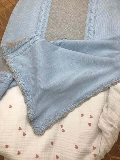 Coperta Le Dodò in filo celeste con riquadro grigio e piccoli nodi d'amore