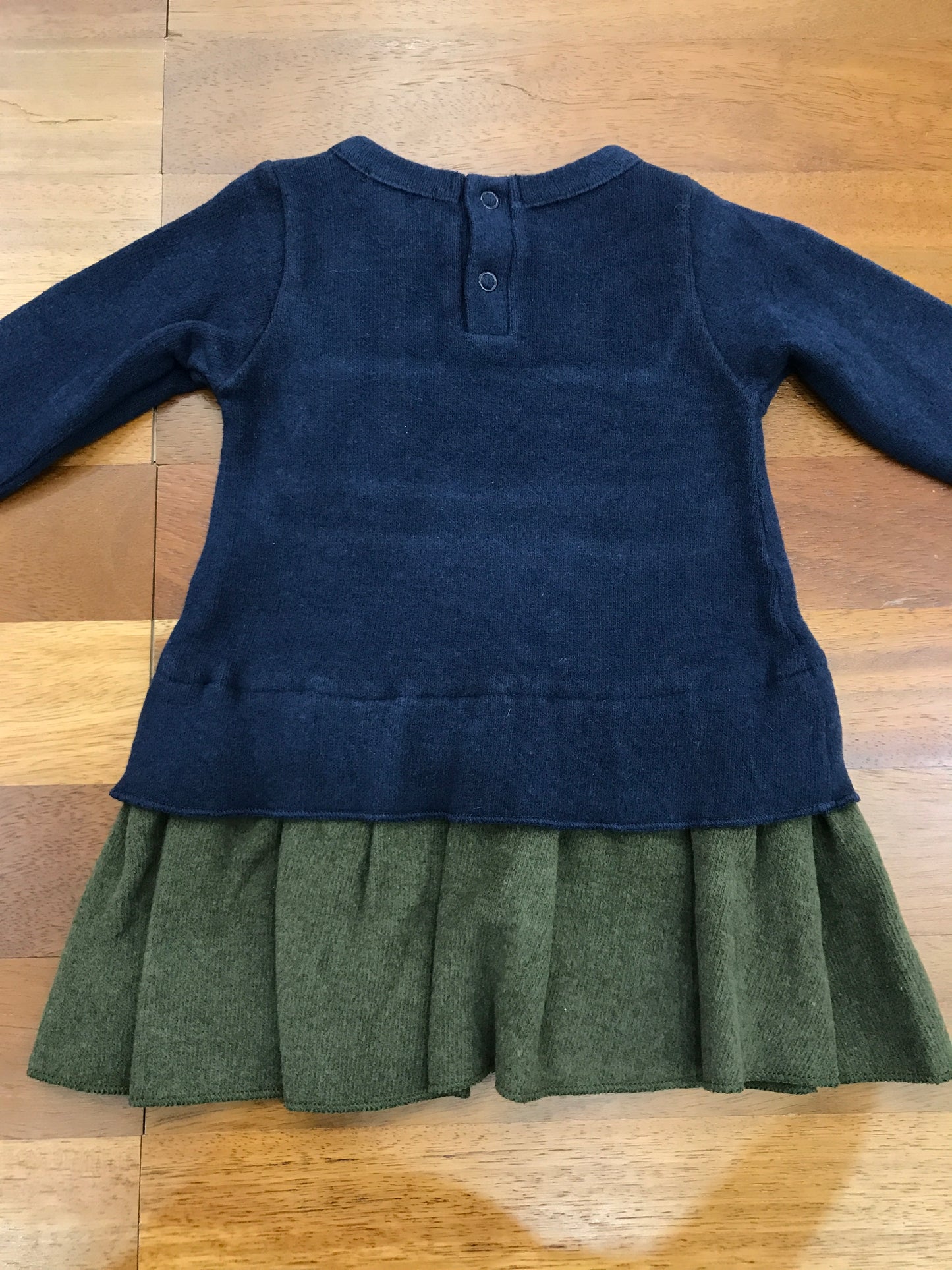 Abito Coccodè blu scuro manica lunga gonna plissettata verde con tasche sul davanti