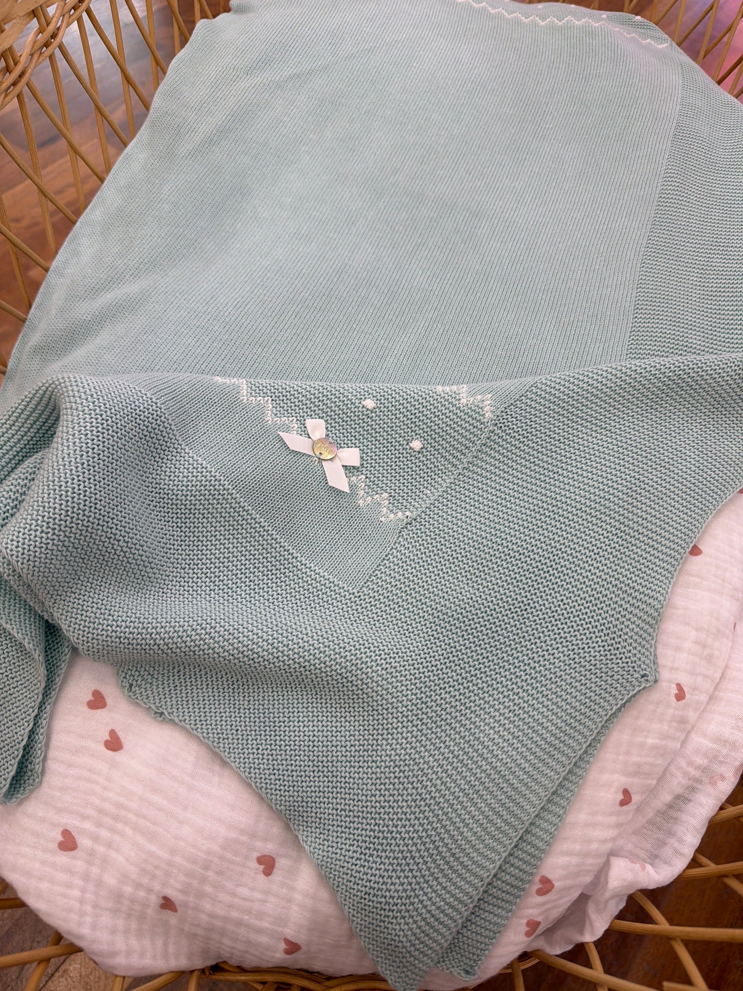 Coperta Paz Rodriguez in filo verde smerlata con ricami in bianco e pois