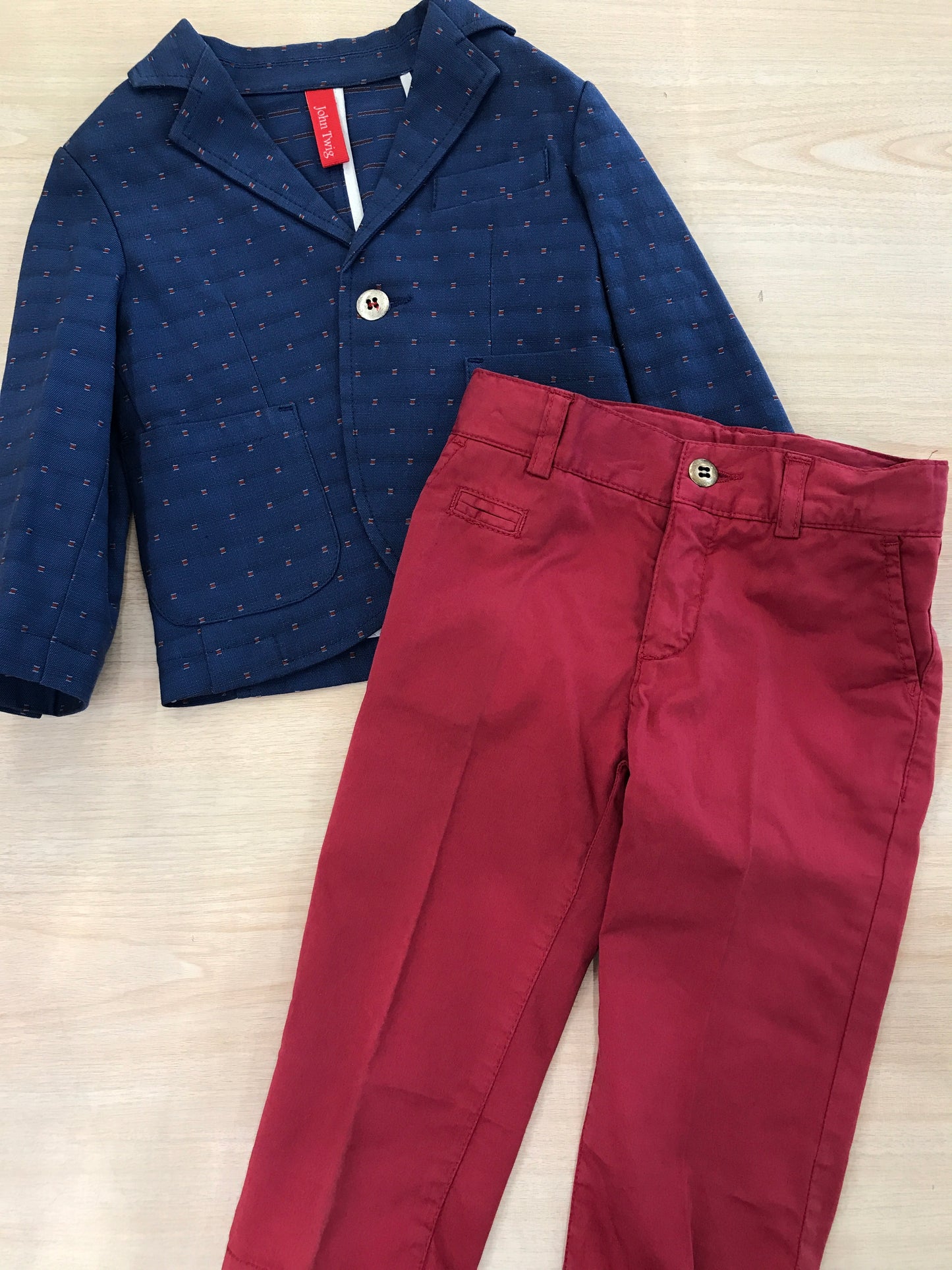 Completo John Twig giacca blu con ricami rossi e pantalone lungo rosso scuro