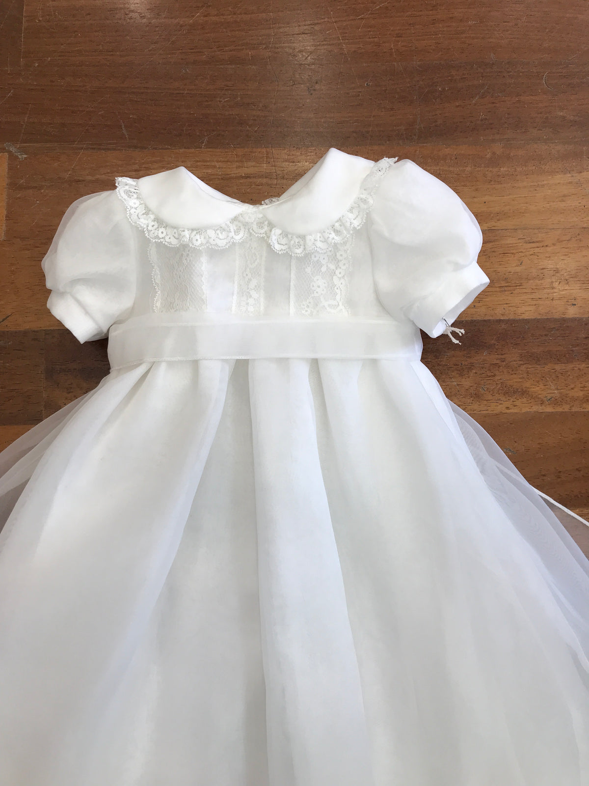 Abito lungo Pure in tulle con strati in battista di cotone con pizzo lavorato sulla gonna e sul corpetto mezza manica con fascia in vita