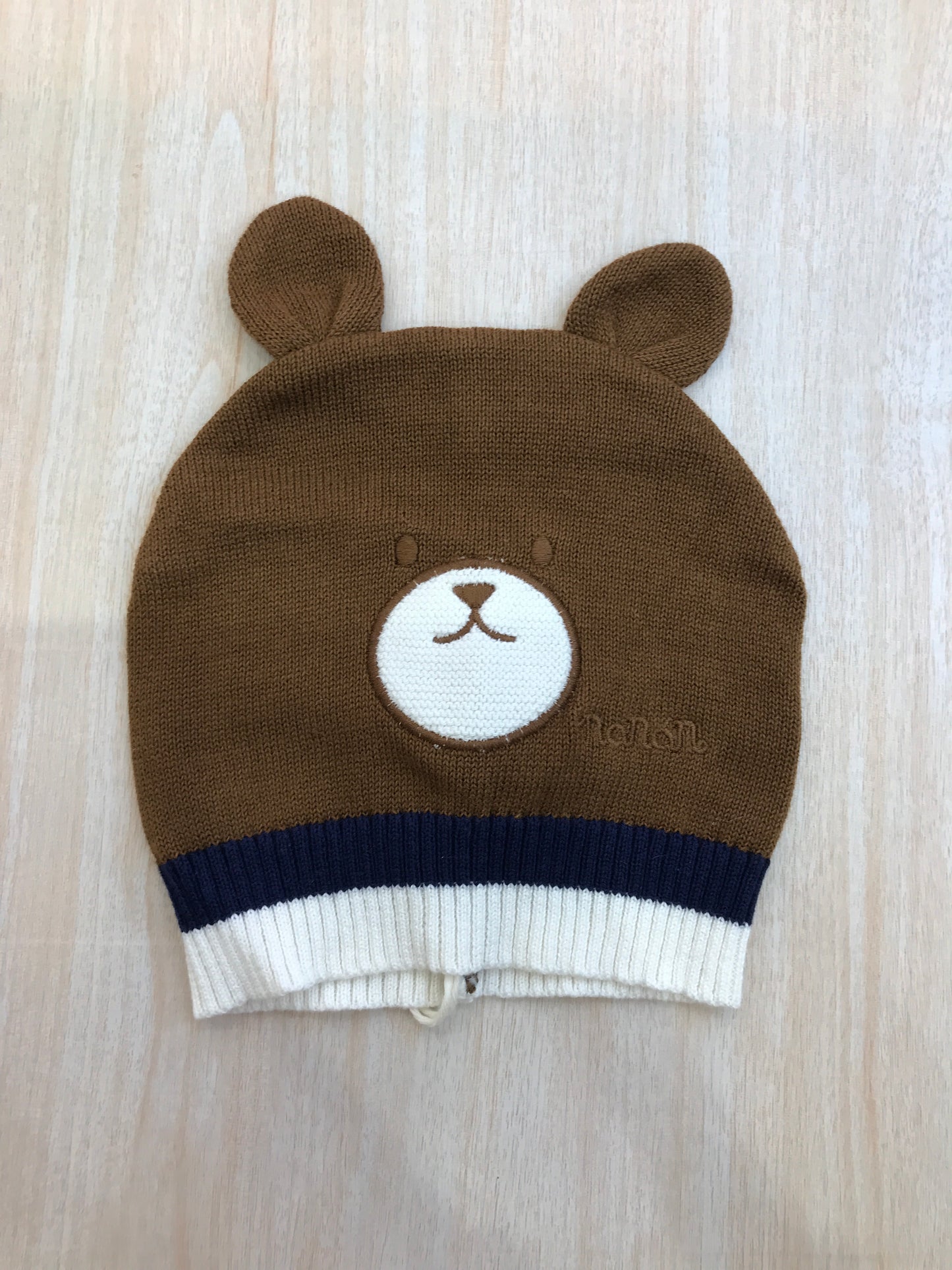 Cappello Nanan in filo marrone con orsetto ricamato e orecchie