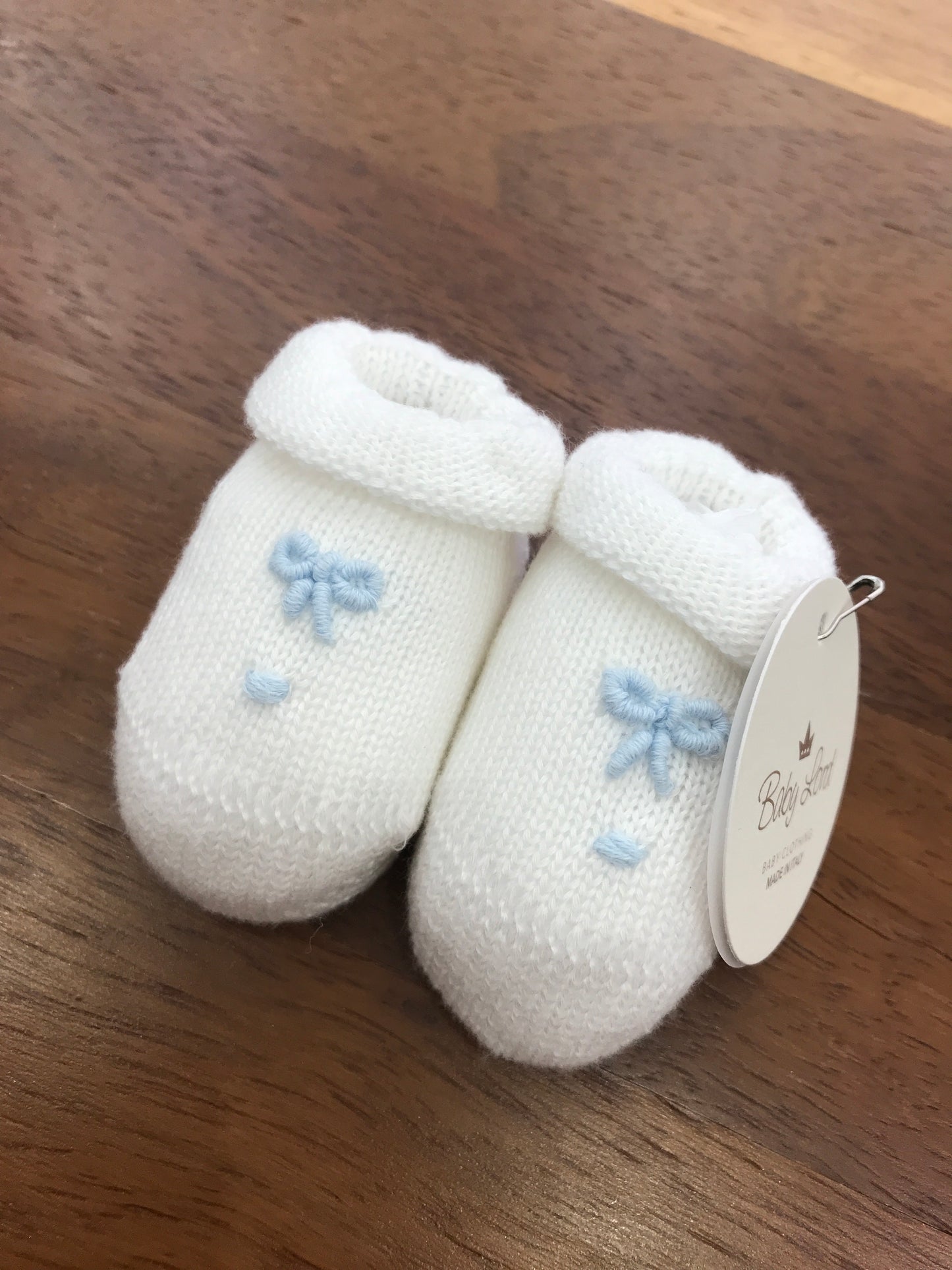 Babbucce Baby Lord in filo bianco con delicati fiocchi celesti ricamati