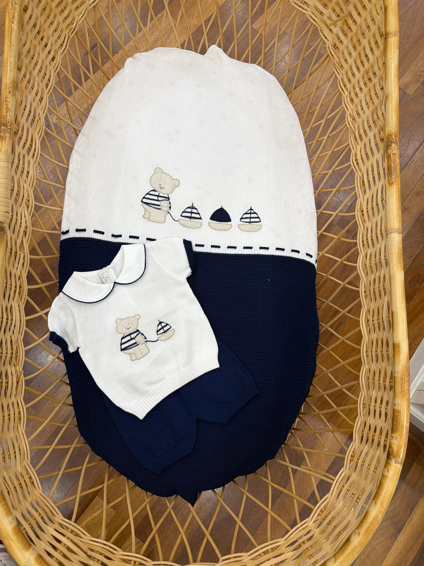 Coordinato nascita Baby Lord in filo bianco e blu con coperta e completo due pezzi con orsetto con barche