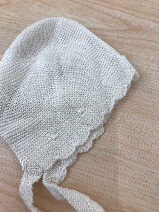 Cuffia PCS in filo panna con laccetti e ricamo sul davanti