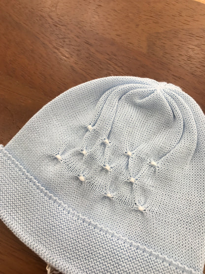 Cappello Baby Lord in filo celeste con lavorazione di punto smock bianco