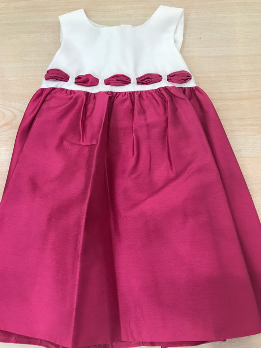Abito Crochette corpetto bianco smanicato con passanastro fuxia come la gonna ampia e fiocco sul retro