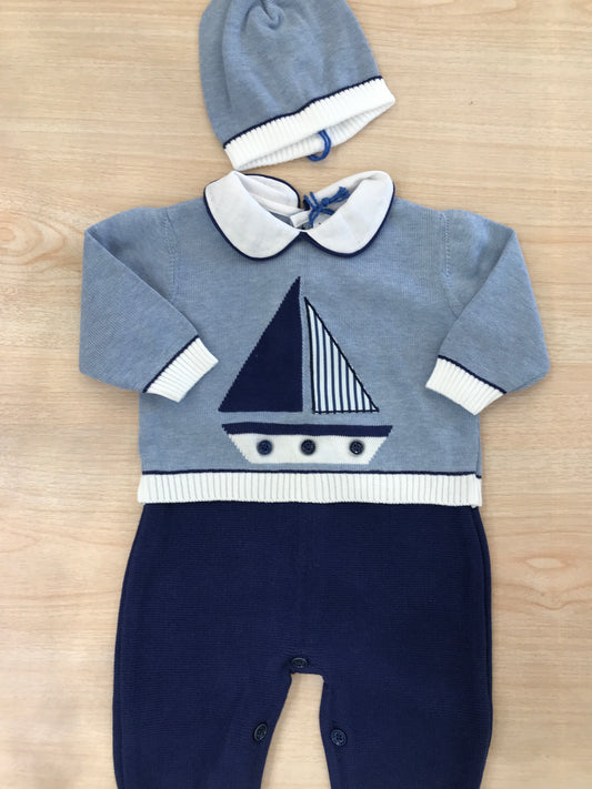 Tutina Colori Chiari in filo manica lunga gamba lunga dal tono blu scuro e celeste con rifiniture in bianco e barca a vela ricamata sul davanti