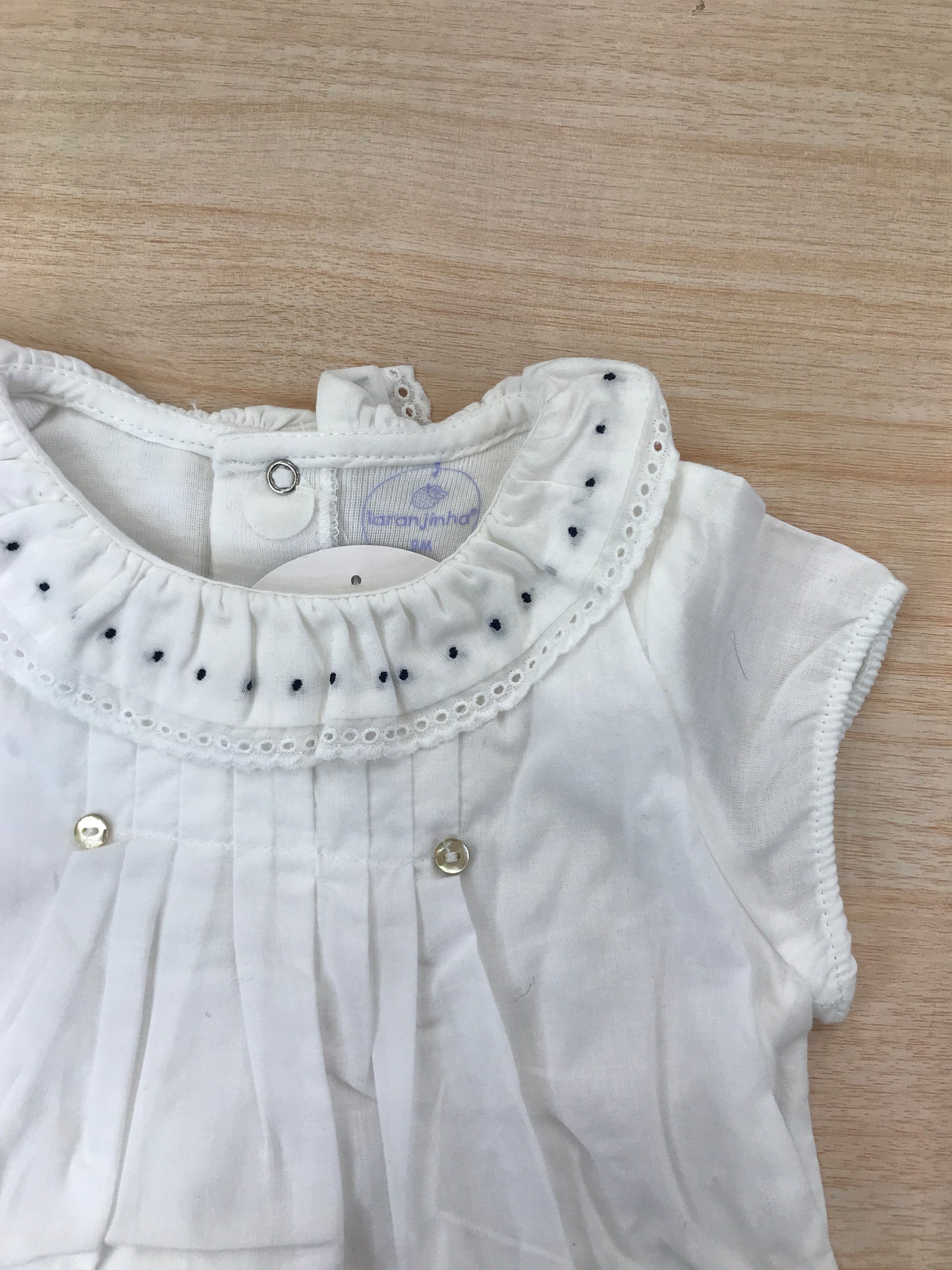 Body Laranjinha in cotone mezza manica con effetto camicia con collo con rusche rifinita in san gallo con pois blu ricamati