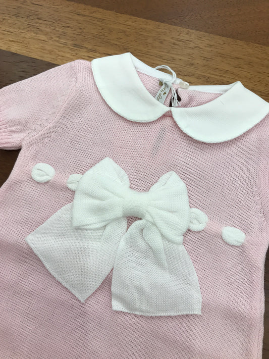 Pagliaccetto Baby Lord in filo mezza manica rosa collo tondo bianco con fiocchetto bianco sul davanti