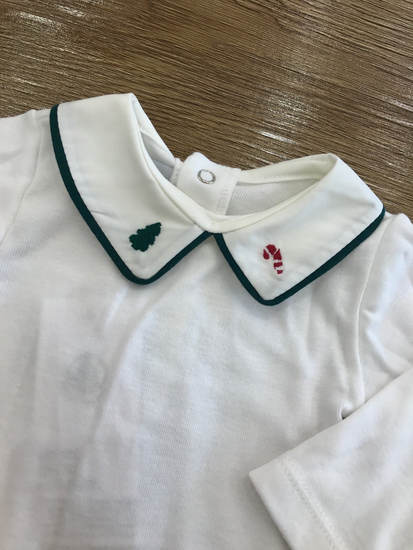 Body Petit Bateau in caldo cotone manica lunga con colletto rifinito in verde con ricami sul colletto