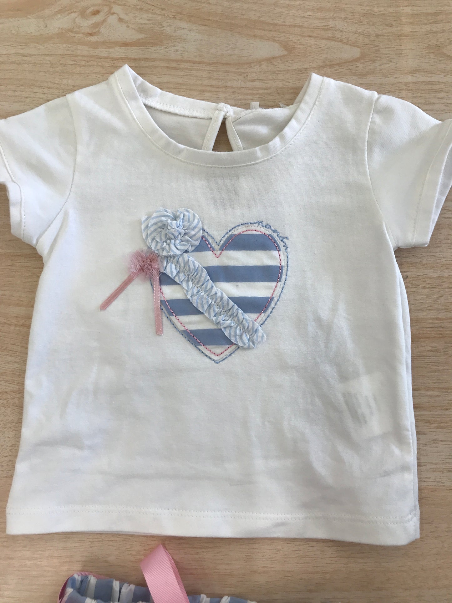 Completo Nanan due pezzi in cotone t-shirt mezza manica con cuore a righe centrale con pantalone corto a righe con fiocchetto sul davanti