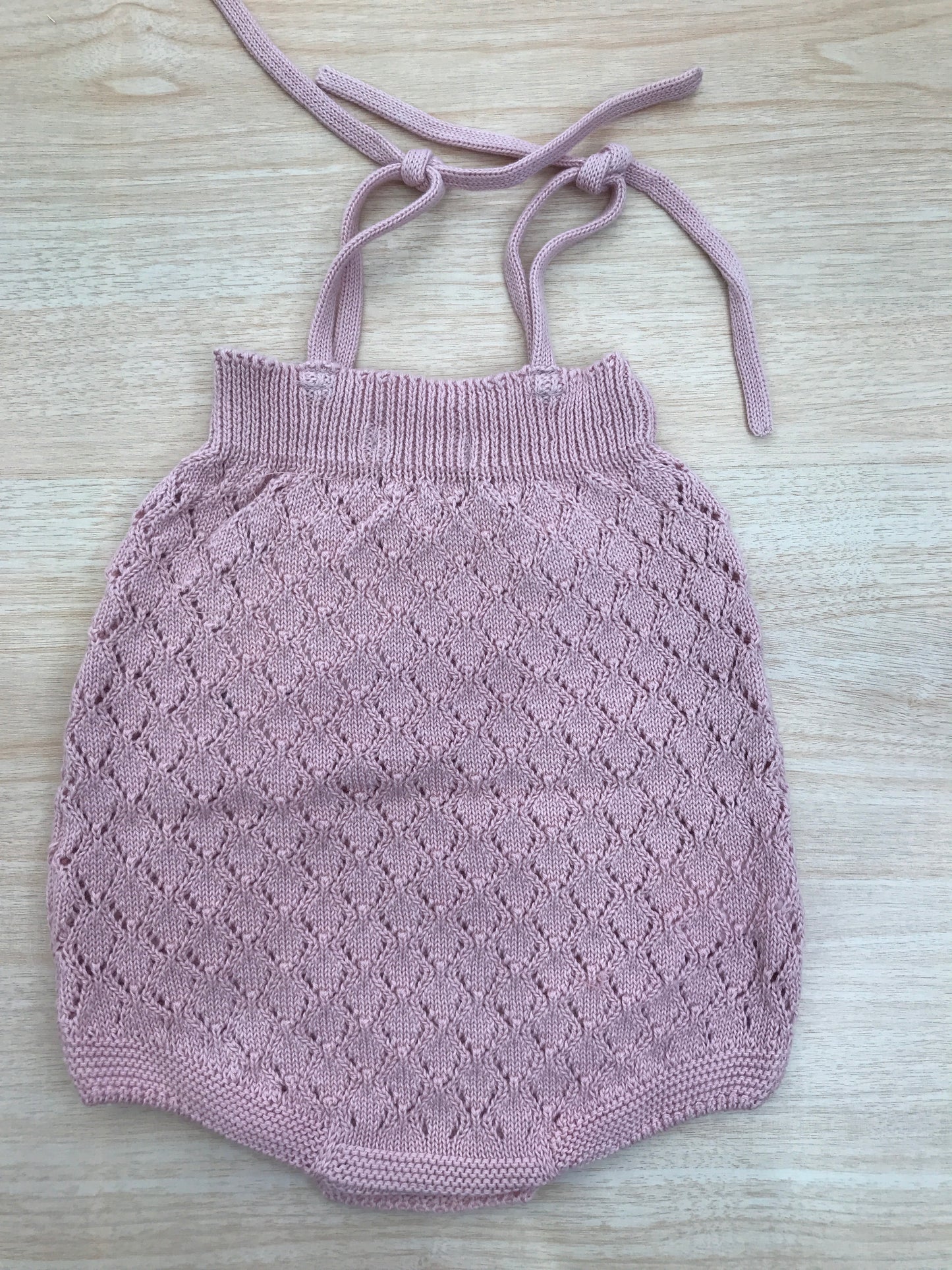 Salopette PCS in filo rosa antico lavorata a maglia con fiocchetto sul davanti con bretelle regolabili