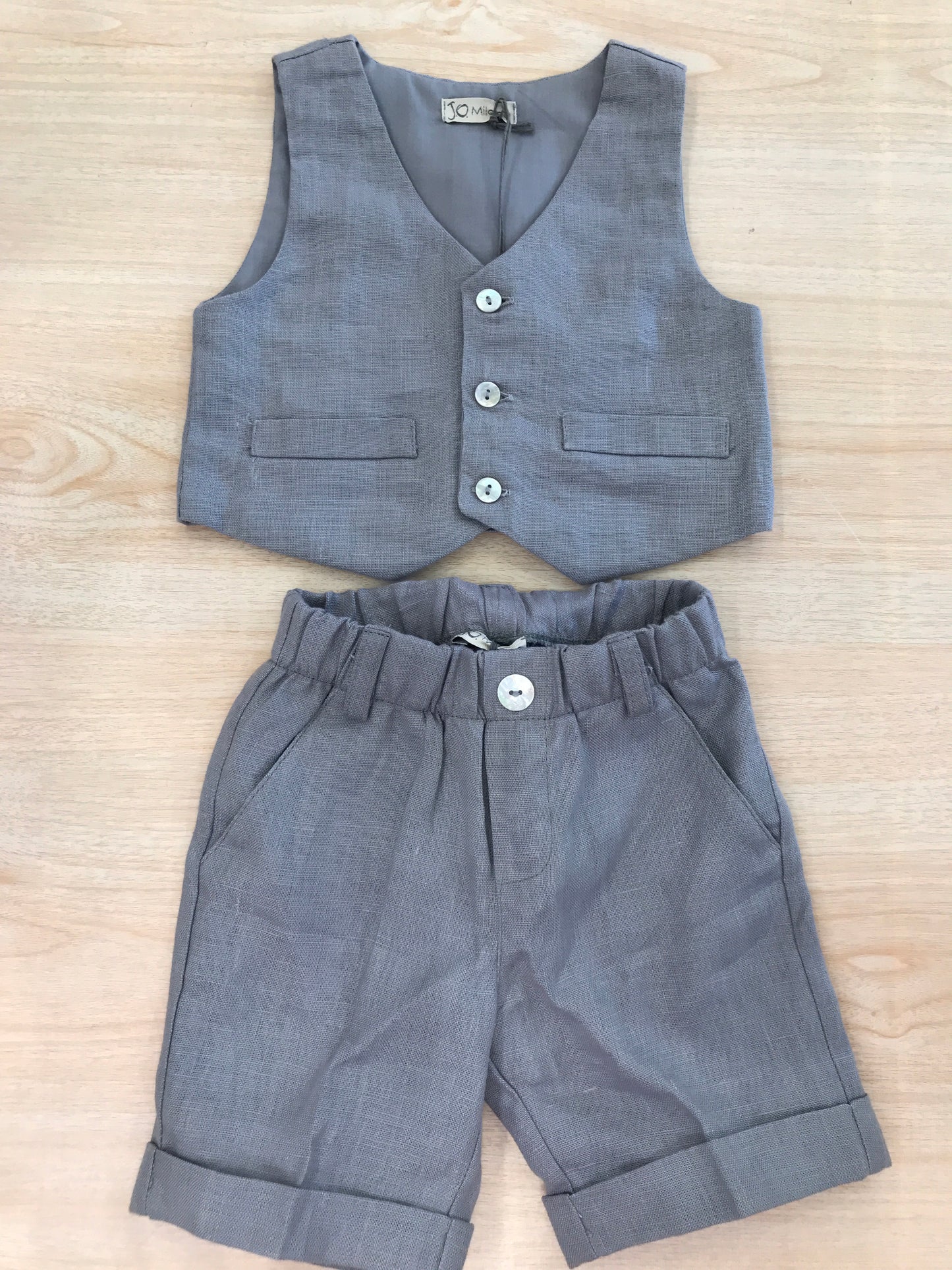 Completo Jo Milano in cotone grigio bermuda con gilet con tasche e bottoncini