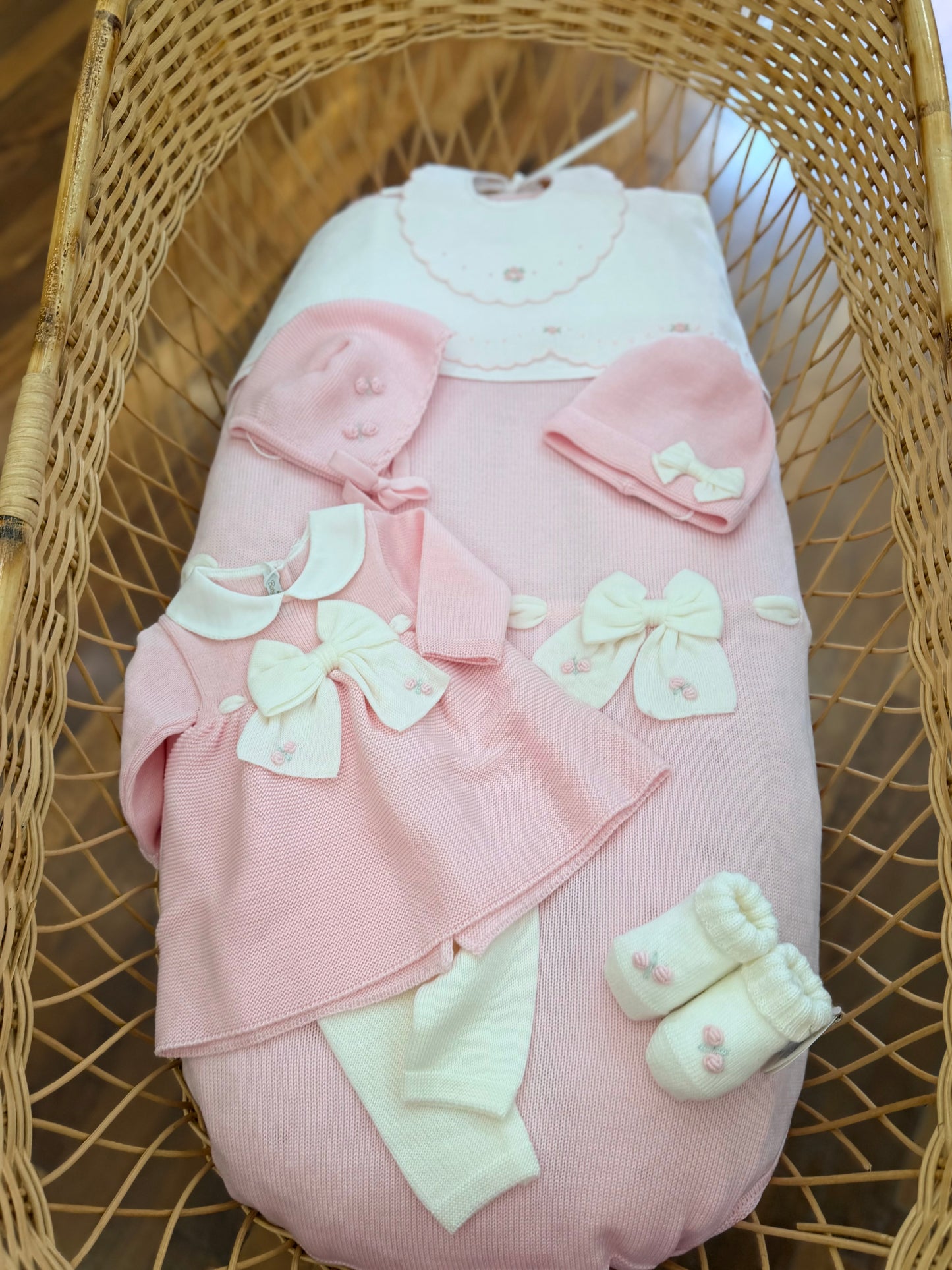 Coordinato nascita Baby Lord in pura lana con due pezzi con fiocco e rosselline ricamate a mano con babbucce, cuffia e cappellino
