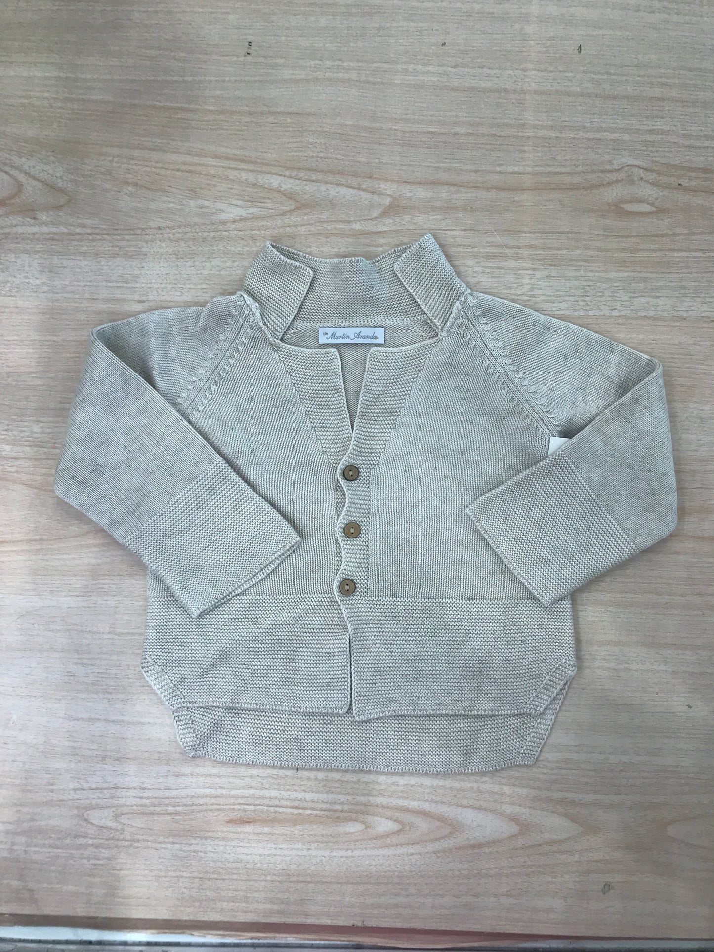 Cardigan Martin Aranda in filo di cotone tortora più lungo sul retro