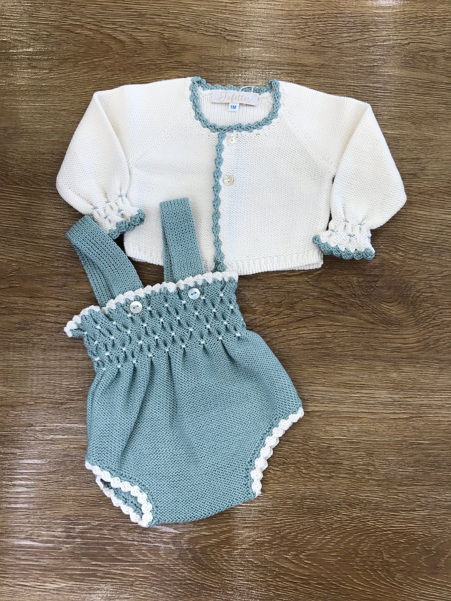Completo Fofettes cardigan panna smerlato rifinito in verde menta con salopette con bretelle e lavorazione di punto smock