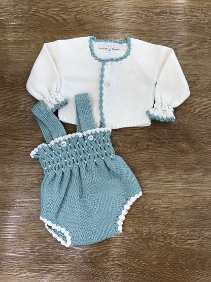 Completo Fofettes cardigan panna smerlato rifinito in verde menta con salopette con bretelle e lavorazione di punto smock