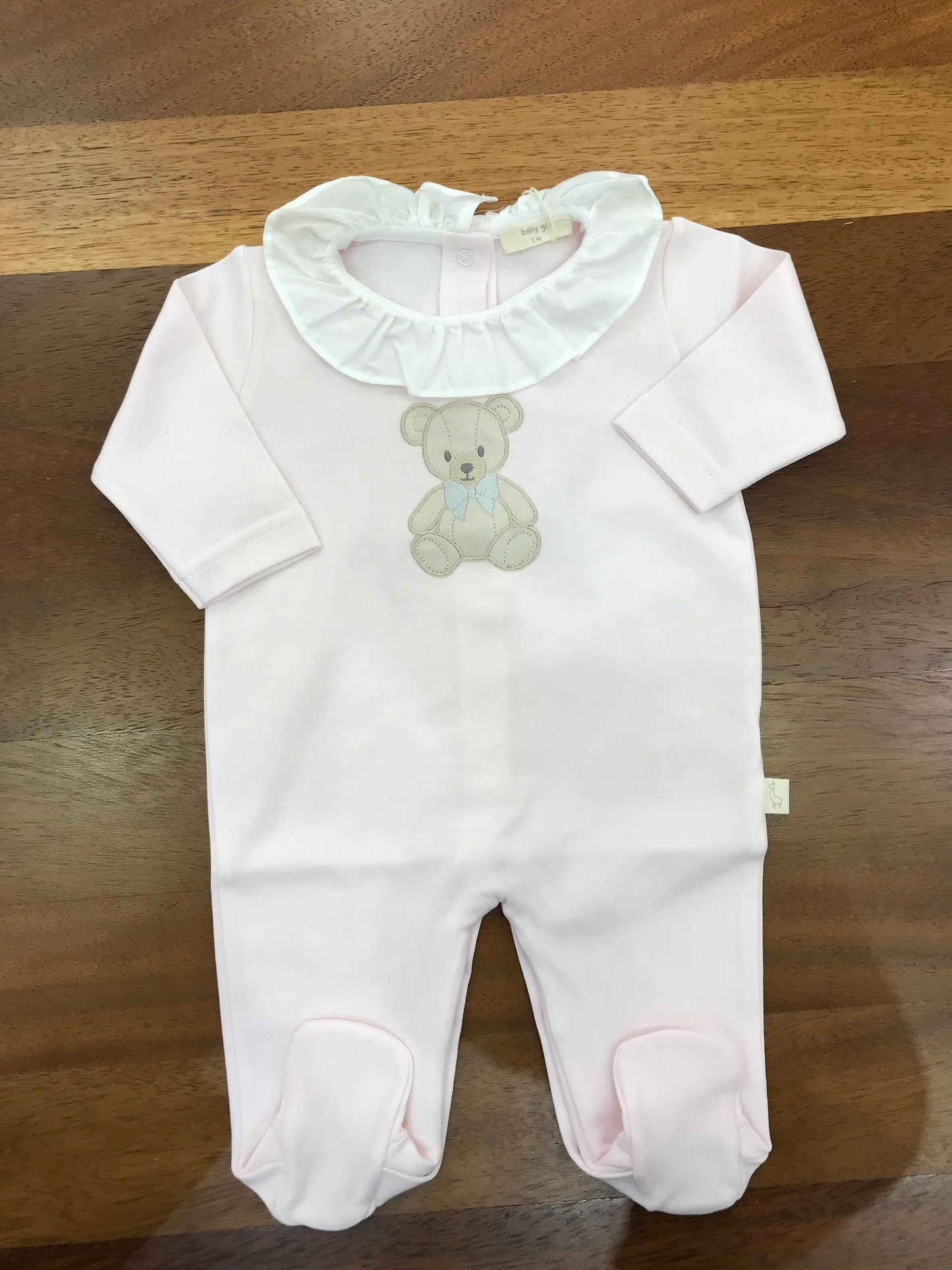 Tutina Baby Gi in cotone rosa manica lunga gamba lunga con collo con rusche bianca con orsetto ricamato al centro