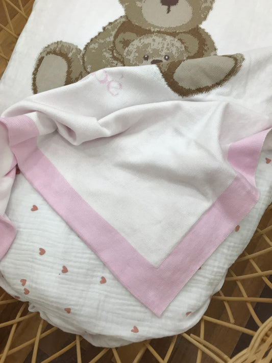 Coperta Le Bebè in filo di cotone rosa e bianca con orsetti ricamati sul davanti