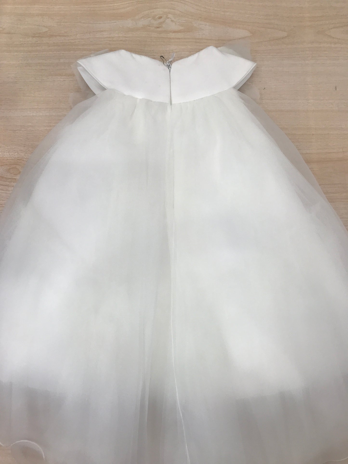 Abito Nanan in tulle corto sul davanti e lungo sul retro smanicato con fiori sul colletto