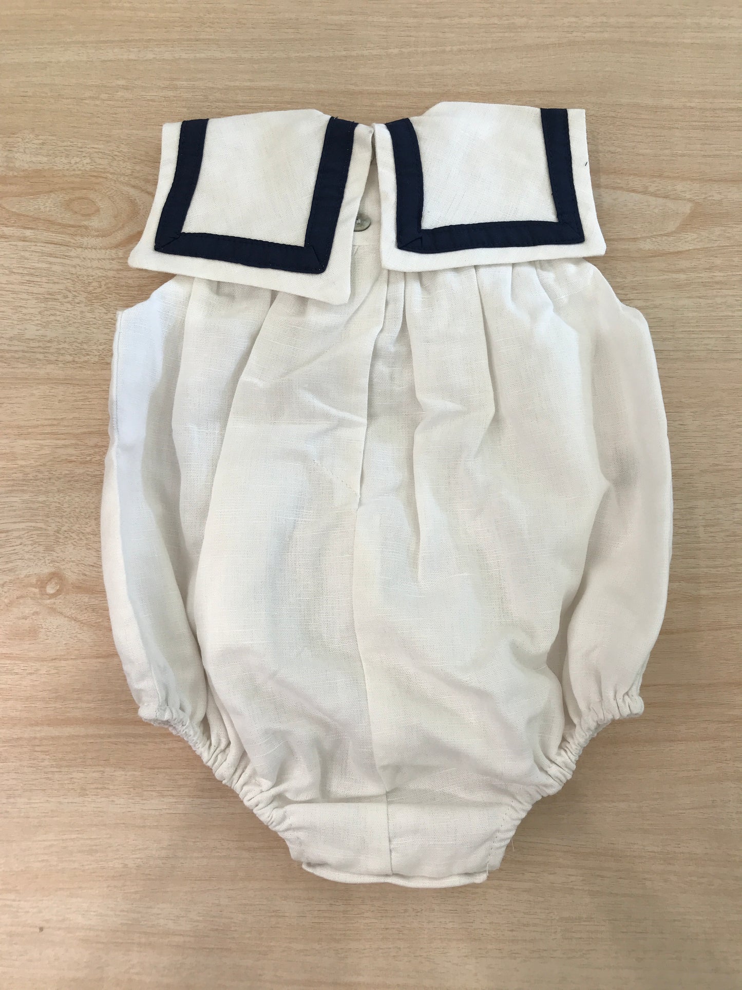 Pagliaccetto Fofettes in lino panna con collo marinaretto con profilo e nodino blu
