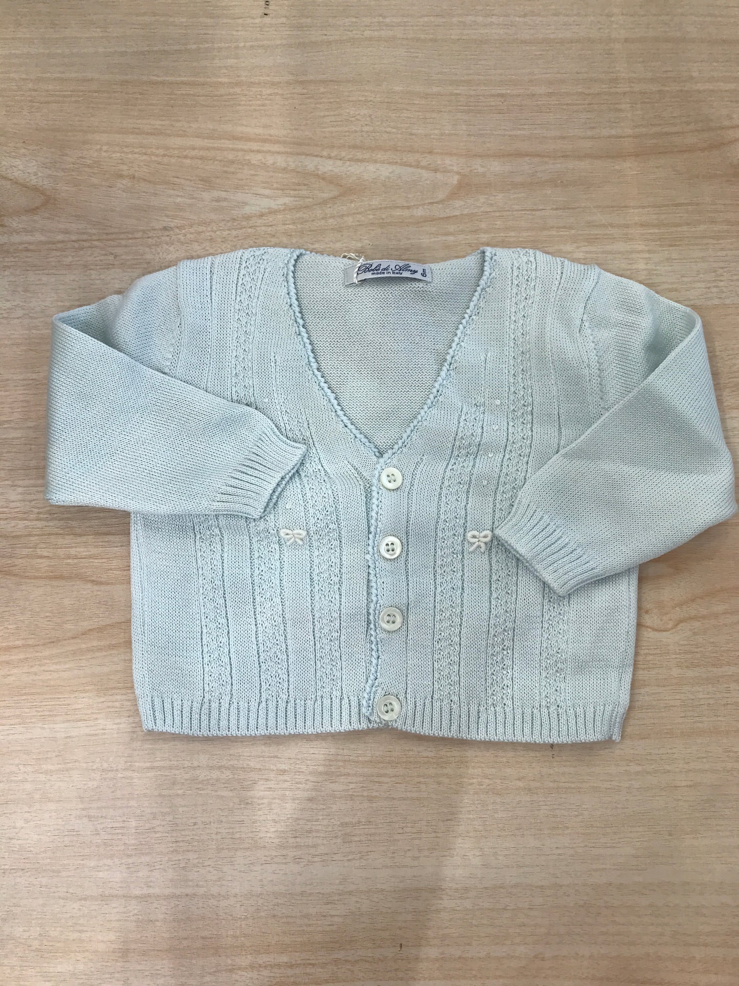 Cardigan Bebè di Almy in filo celeste chiaro con piccoli bottoncini e lavorazioni