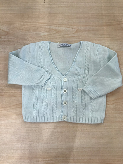 Cardigan Bebè di Almy in filo celeste chiaro con piccoli bottoncini e lavorazioni