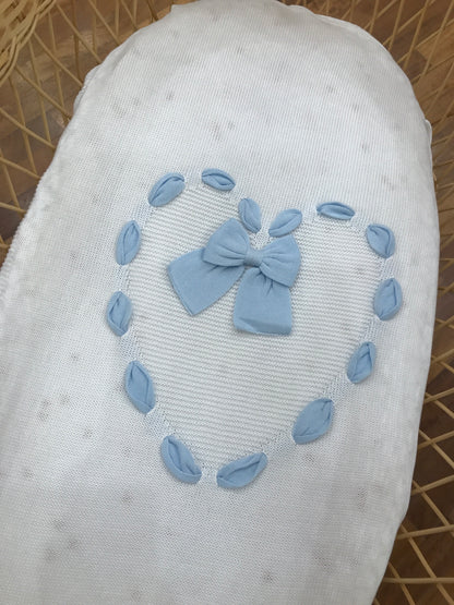Coperta Baby Lord in filo bianca con cuore passanastro celeste con fiocco applicato al centro