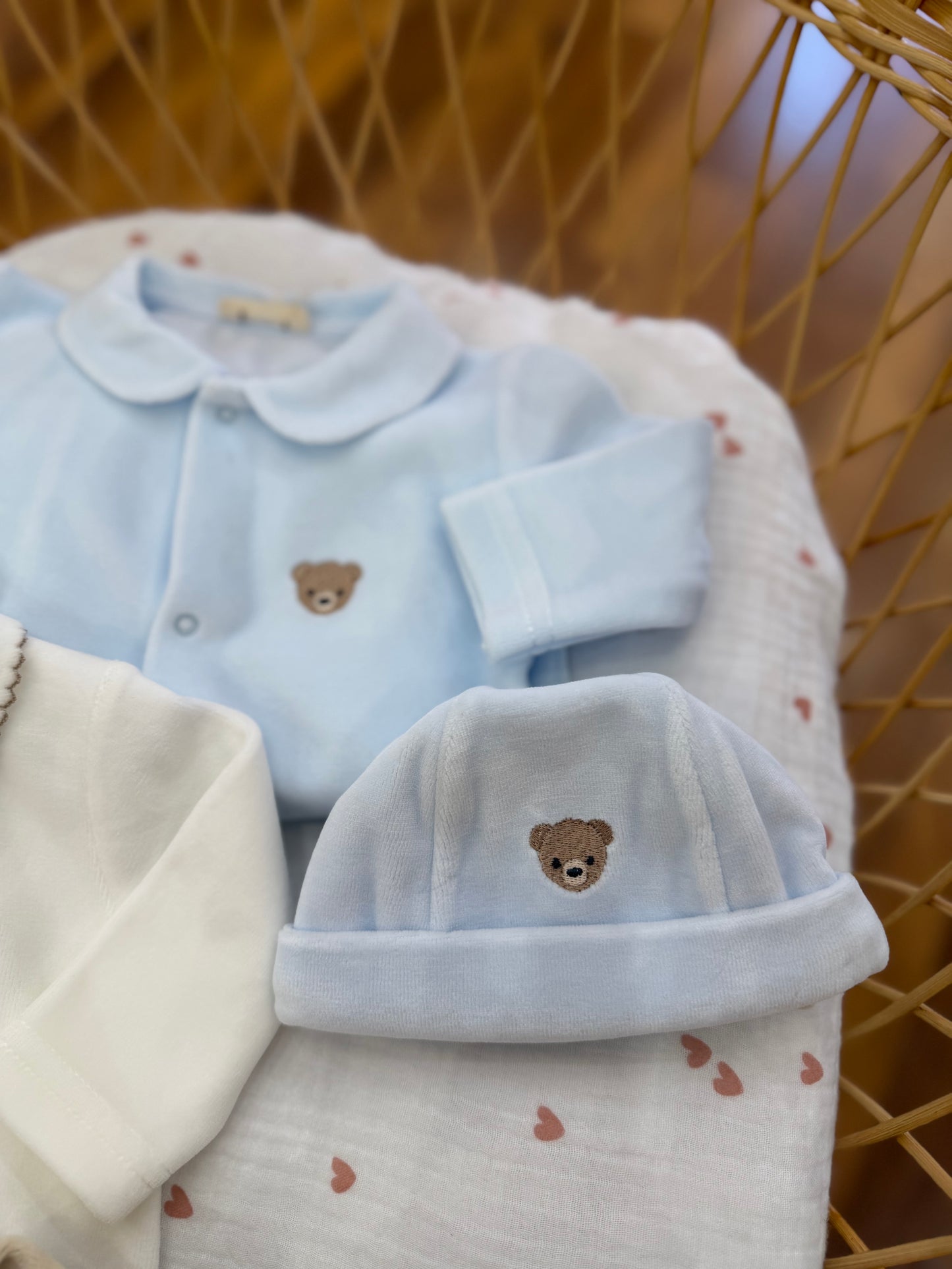 Coordinato nascita Baby Gi in ciniglia con piccoli orsetti ricamati