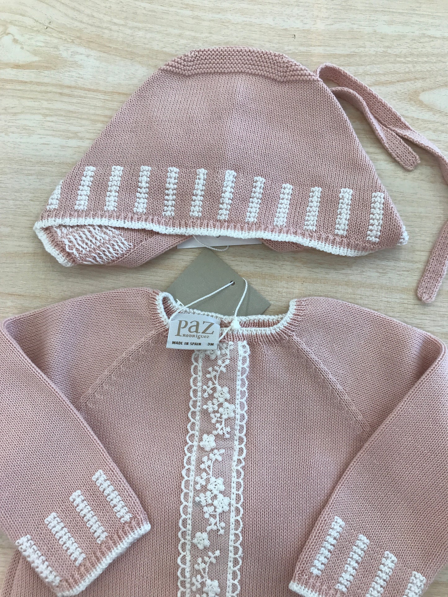 Completo Paz Rodriguez in filo tutina due pezzi con piedini e lavorazione in bianco con applicazione in pizzo con cuffietta