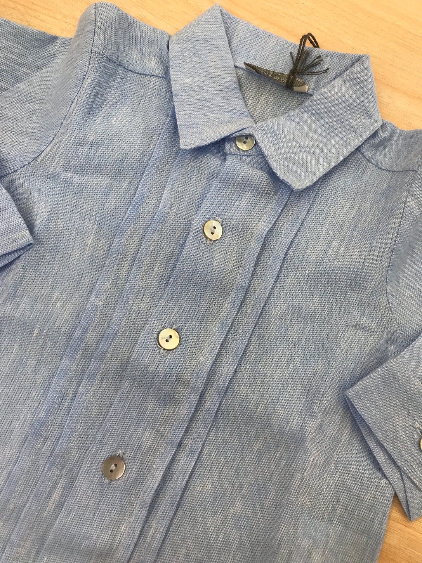 Camicia Jo Milano celeste manica lunga con pieghe sul davanti e bottoni madreperla