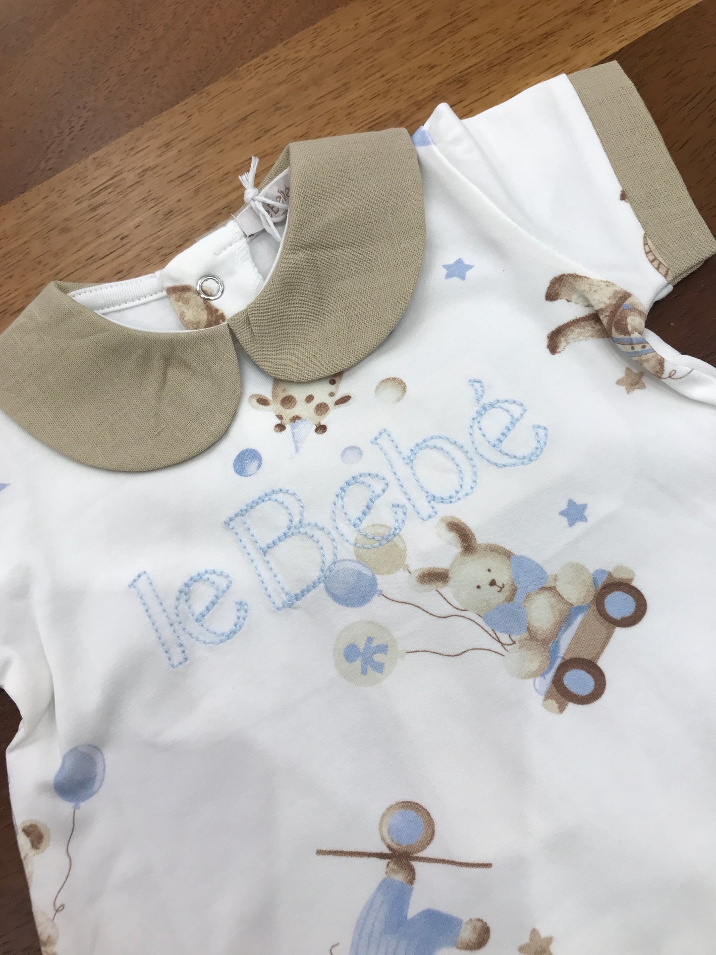 Pagliaccetto Le Bebè in cotone bianco con polsini beige con collo beige ed animaletti sul davanti