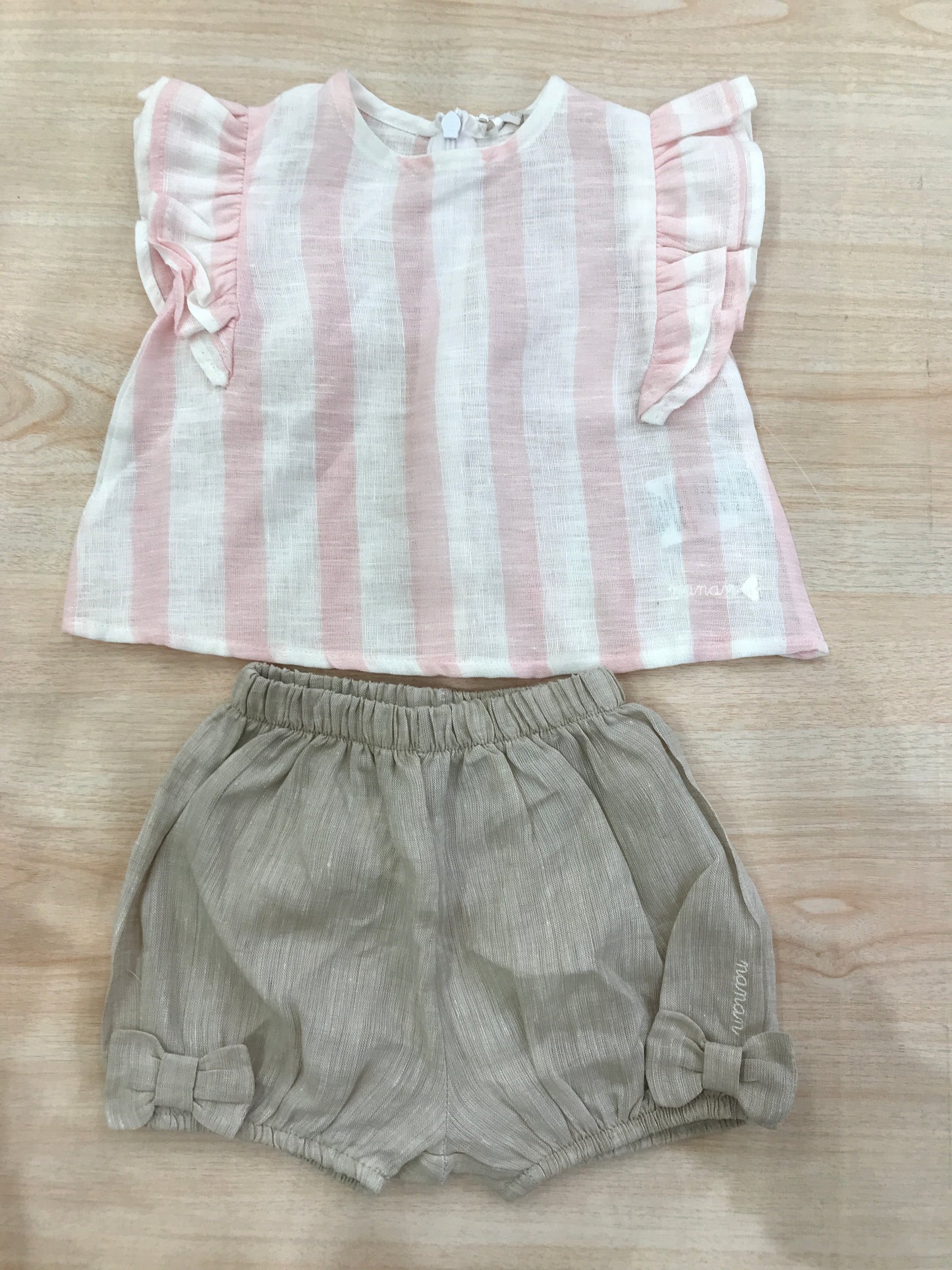 Completo Nanan in lino t-shirt con rusche a righe bianche e rosa con pantalone con fiocchetti