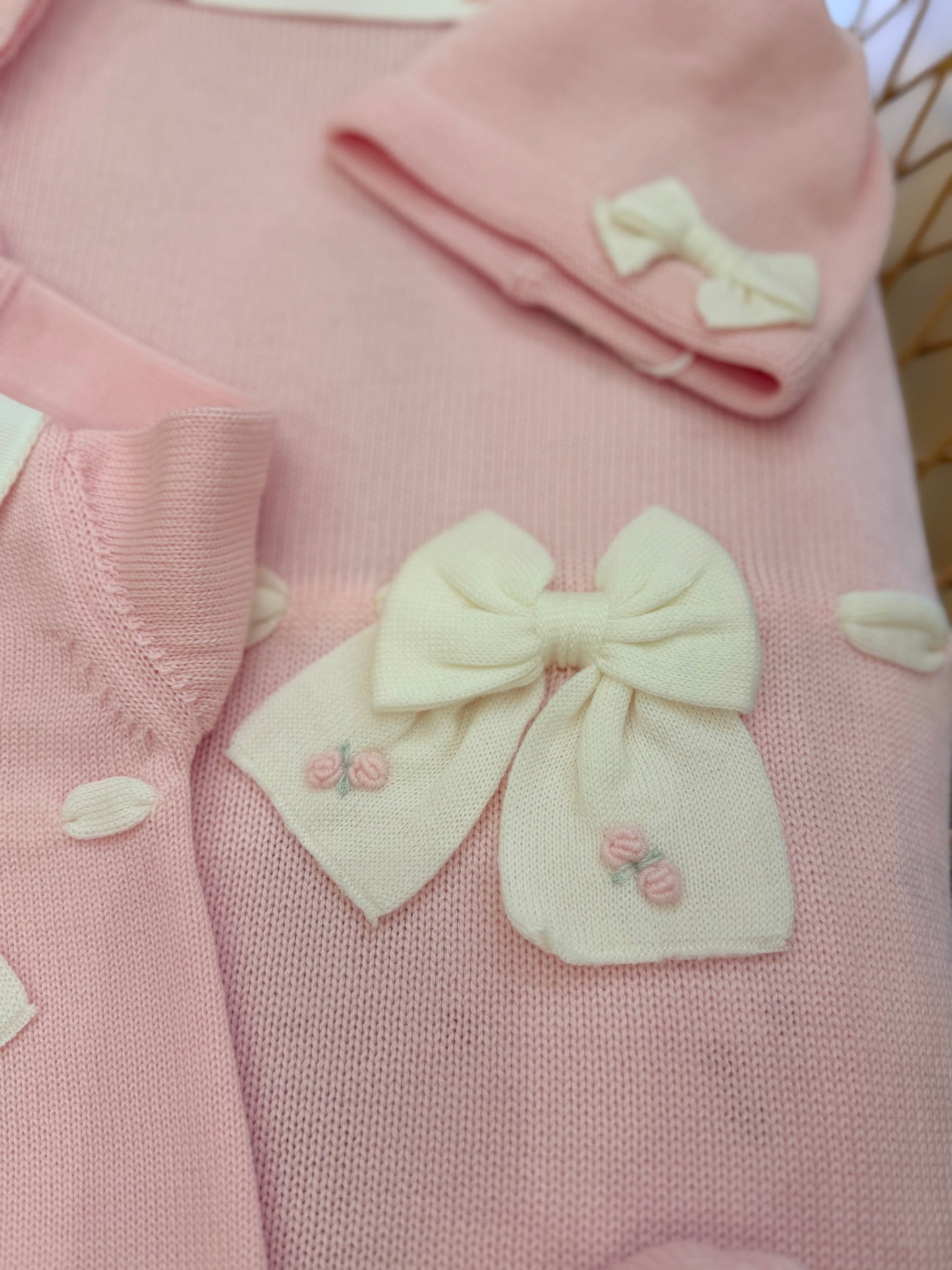 Coordinato nascita Baby Lord in pura lana con tutina intera con fiocco e rosselline ricamate a mano con babbucce, cuffia e cappello