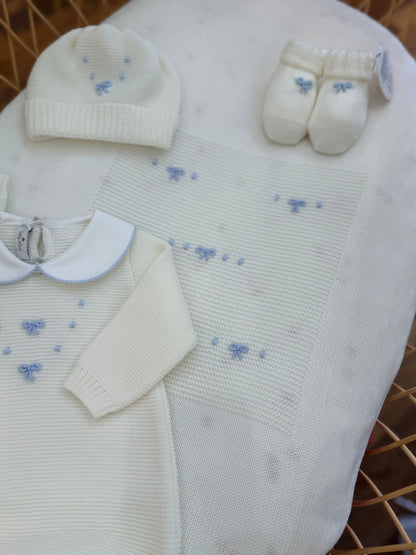 Coordinato nascita Baby Lord in lana panna con nodi d'amore celesti