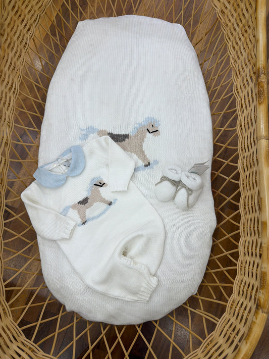 Coordinato nascita Colibrì in filo bianco con cavallo a dondolo sulla coperta e sulla tutina con babbucce abbinate con dettaglio tortora