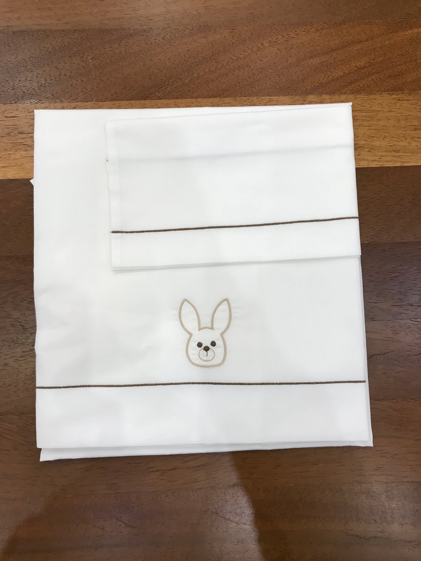 Lenzuolino Colori Chiari in cotone bianco con coniglio ricamato in tortora